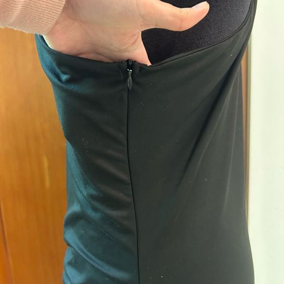 Large Offshoulder Black Dress - Picture 4 of 8